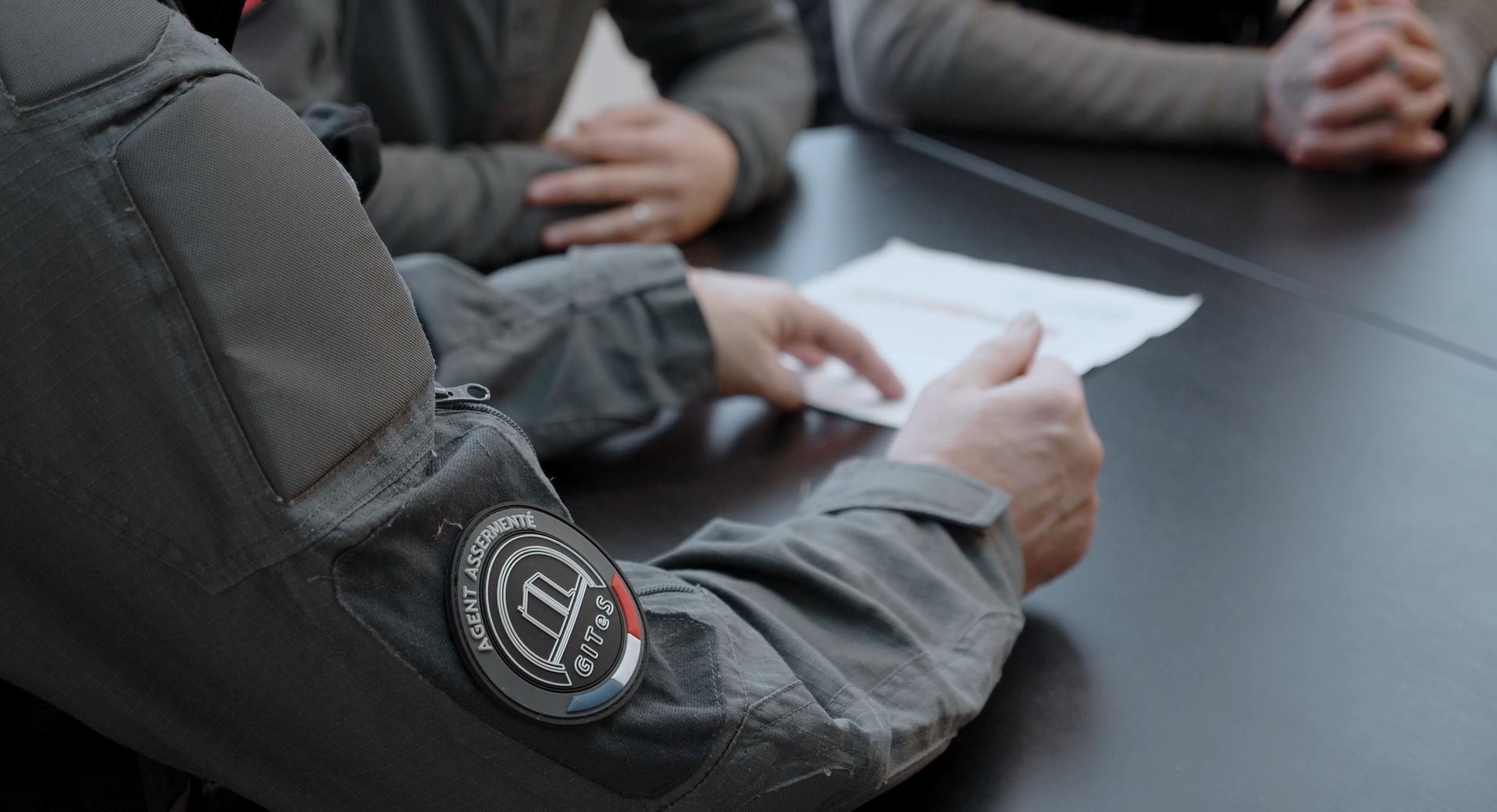 Ecusson sur l'uniforme d'un agent assermenté du GITeS